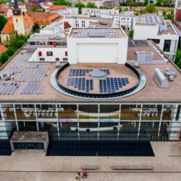 Theatergebäude mit Solaranlage 001